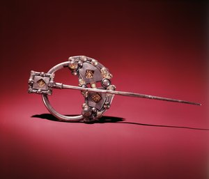 The Killamery Brooch, Killamery, County Kilkenny, Viking Age (stříbro se zlatem, sklem a jantarem)